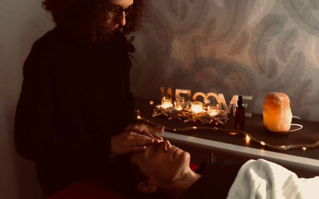 Découvrez les bienfaits des massages visage et crâne ayurvédique spécialement conçus pour les femmes et femmes enceintes. Nos soins ayurvédiques favorisent la relaxation profonde, réduisent le stress et améliorent la circulation sanguine. Profitez d'une séance de massage ayurvédique prénatal dans les environs de Douai, Somain, Orchies, Valenciennes, Lens, Hénin-Beaumont et Arras