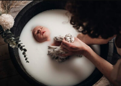 le bain enveloppé pour bébé apaise et sécurise les nouveau-nés en recréant les sensations intra-utérines. Découvrez comment réaliser cette technique bénéfique pour favoriser le bien-être et le sommeil de votre bébé aux environs de Douai, Arras, Lens, Somain, Orchies, Valenciennes et Hénin-Beaumont