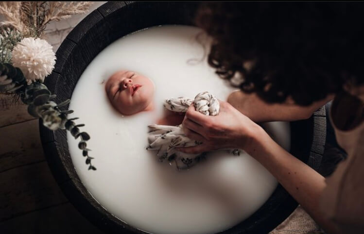 Permettez à votre bébé de retrouver ses sensations in-utero grâce au bain enveloppé bébé, permettant ainsi de lui offrir un bain sécurisant emmailloté, dès 4 jours de vie offrez des bons cadeaux des cartes cadeaux pour les baby-shower ou en cadeau de naissance, cadeau pour nouveau né, cadeau pour femme enceinte Dans les environs de Douai, Somain, Orchies, Valenciennes, Arras et Henin-Beaumont