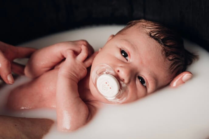 Permettez à votre bébé de retrouver ses sensations in-utero grâce au bain enveloppé bébé, permettant ainsi de lui offrir un bain sécurisant emmailloté, dès 4 jours de vie offrez des bons cadeaux des cartes cadeaux pour les baby-shower ou en cadeau de naissance, cadeau pour nouveau né, cadeau pour femme enceinte Dans les environs de Douai, Somain, Orchies, Valenciennes, Arras et Henin-Beaumont