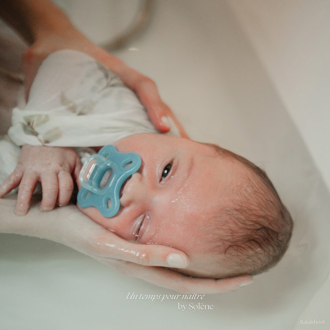 Permettez à votre bébé de retrouver ses sensations in-utero grâce au bain enveloppé bébé, permettant ainsi de lui offrir un bain sécurisant emmailloté, dès 4 jours de vie offrez des bons cadeaux des cartes cadeaux pour les baby-shower ou en cadeau de naissance, cadeau pour nouveau né, cadeau pour femme enceinte Dans les environs de Douai, Somain, Orchies, Valenciennes, Arras, Lens et Henin-Beaumont