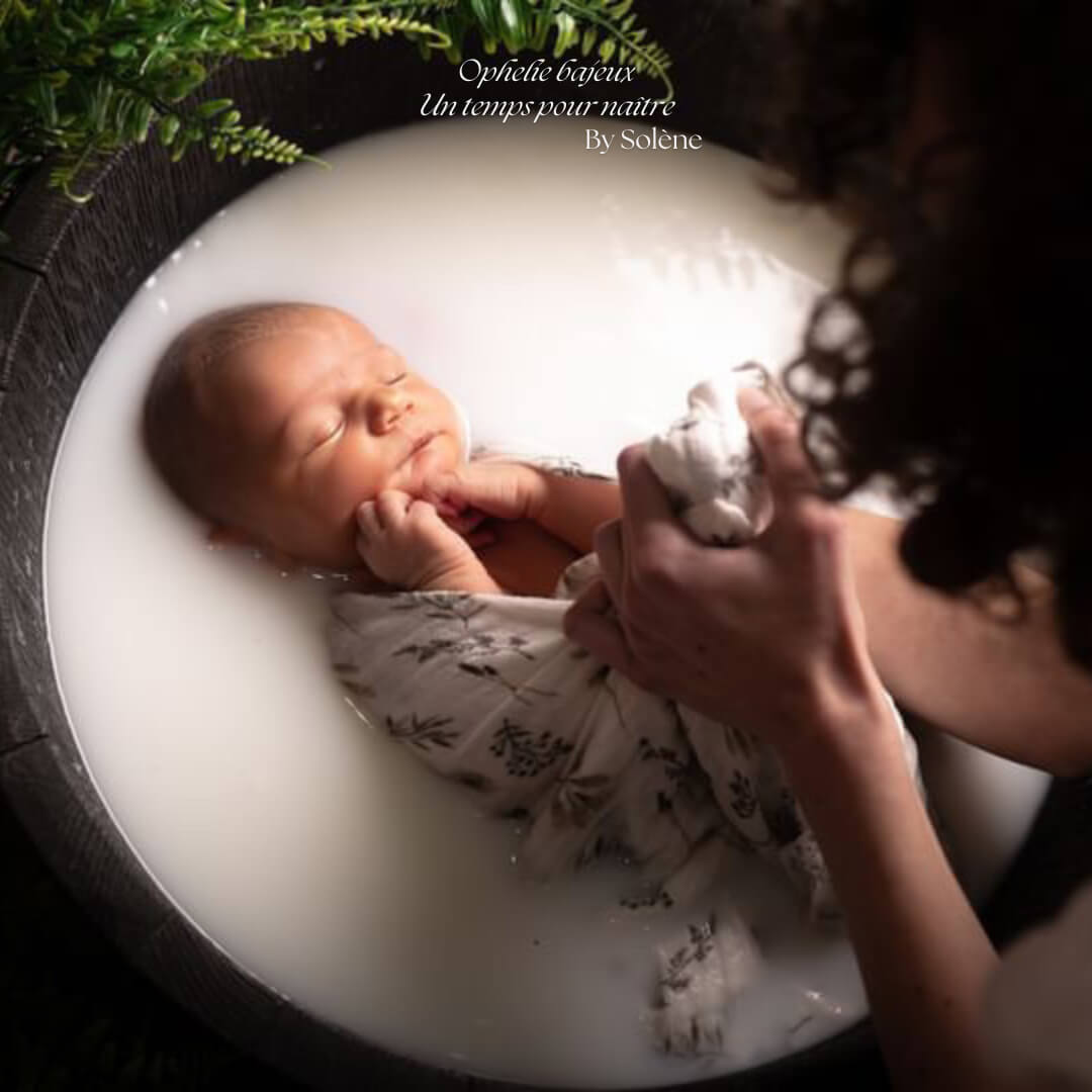 Permettez à votre bébé de retrouver ses sensations in-utero grâce au bain enveloppé bébé, permettant ainsi de lui offrir un bain sécurisant emmailloté, dès 4 jours de vie offrez des bons cadeaux des cartes cadeaux pour les baby-shower ou en cadeau de naissance, cadeau pour nouveau né, cadeau pour femme enceinte Dans les environs de Douai, Somain, Orchies, Valenciennes, Arras, Lens et Henin-Beaumont