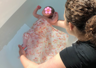 le bain enveloppé pour bébé apaise et sécurise les nouveau-nés en recréant les sensations intra-utérines. Découvrez comment réaliser cette technique bénéfique pour favoriser le bien-être et le sommeil de votre bébé aux environs de Douai, Arras, Lens, Somain, Orchies, Valenciennes et Hénin-Beaumont