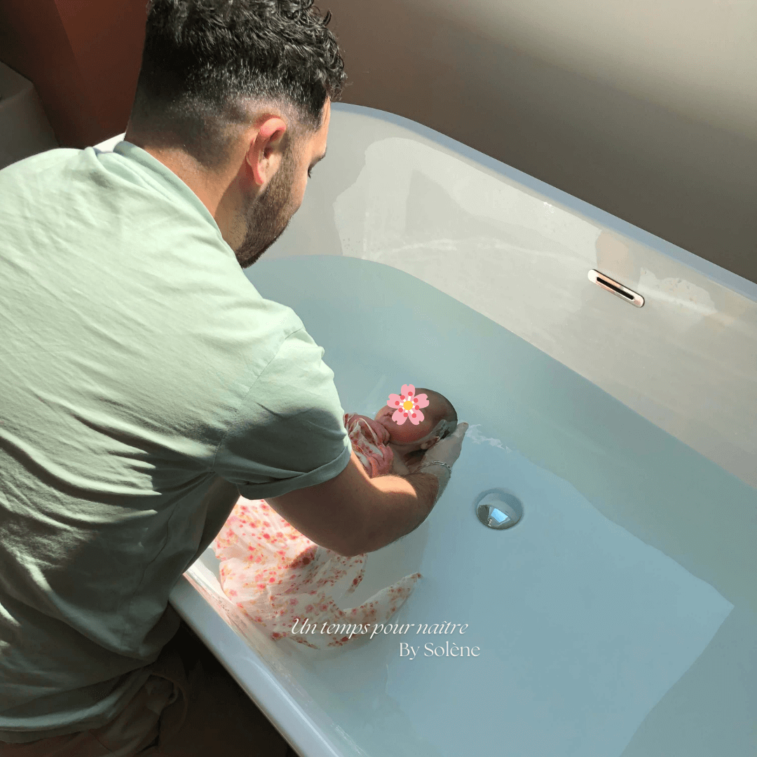 Permettez à votre bébé de retrouver ses sensations in-utero grâce au bain enveloppé bébé, permettant ainsi de lui offrir un bain sécurisant emmailloté, dès 4 jours de vie offrez des bons cadeaux des cartes cadeaux pour les baby-shower ou en cadeau de naissance, cadeau pour nouveau né, cadeau pour femme enceinte Dans les environs de Douai, Somain, Orchies, Valenciennes, Arras, Lens et Henin-Beaumont