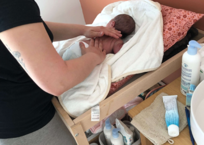 Découvrez les bienfaits du massage pour bébé et apprenez les techniques de massage infantile pour apaiser et relaxer votre nouveau-né. Que ce soit pour soulager les coliques, améliorer le sommeil ou simplement passer un moment de détente, le massage pour bébé est une pratique essentielle pour le développement harmonieux de votre nourrisson.