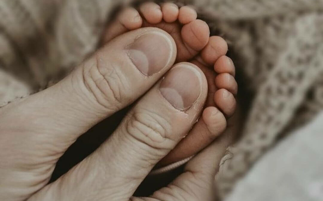 Réflexologie plantaire pour bébé : massage doux des pieds pour soulager les coliques et favoriser la relaxation des nouveau-nés. Découvrez les bienfaits de cette technique naturelle pour le bien-être de votre enfant à Arras, Douai, Somain, Lens, Hénin-Beaumont, Valenciennes et Orchies