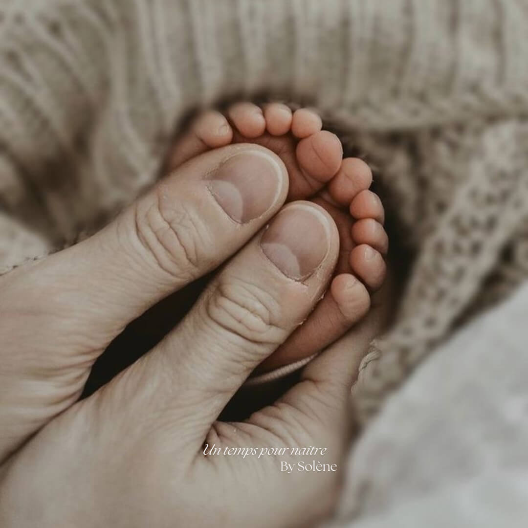 Réflexologie plantaire pour bébé : massage doux des pieds pour soulager les coliques et favoriser la relaxation des nouveau-nés. Découvrez les bienfaits de cette technique naturelle pour le bien-être de votre enfant à Arras, Douai, Somain, Lens, Hénin-Beaumont, Valenciennes et Orchies