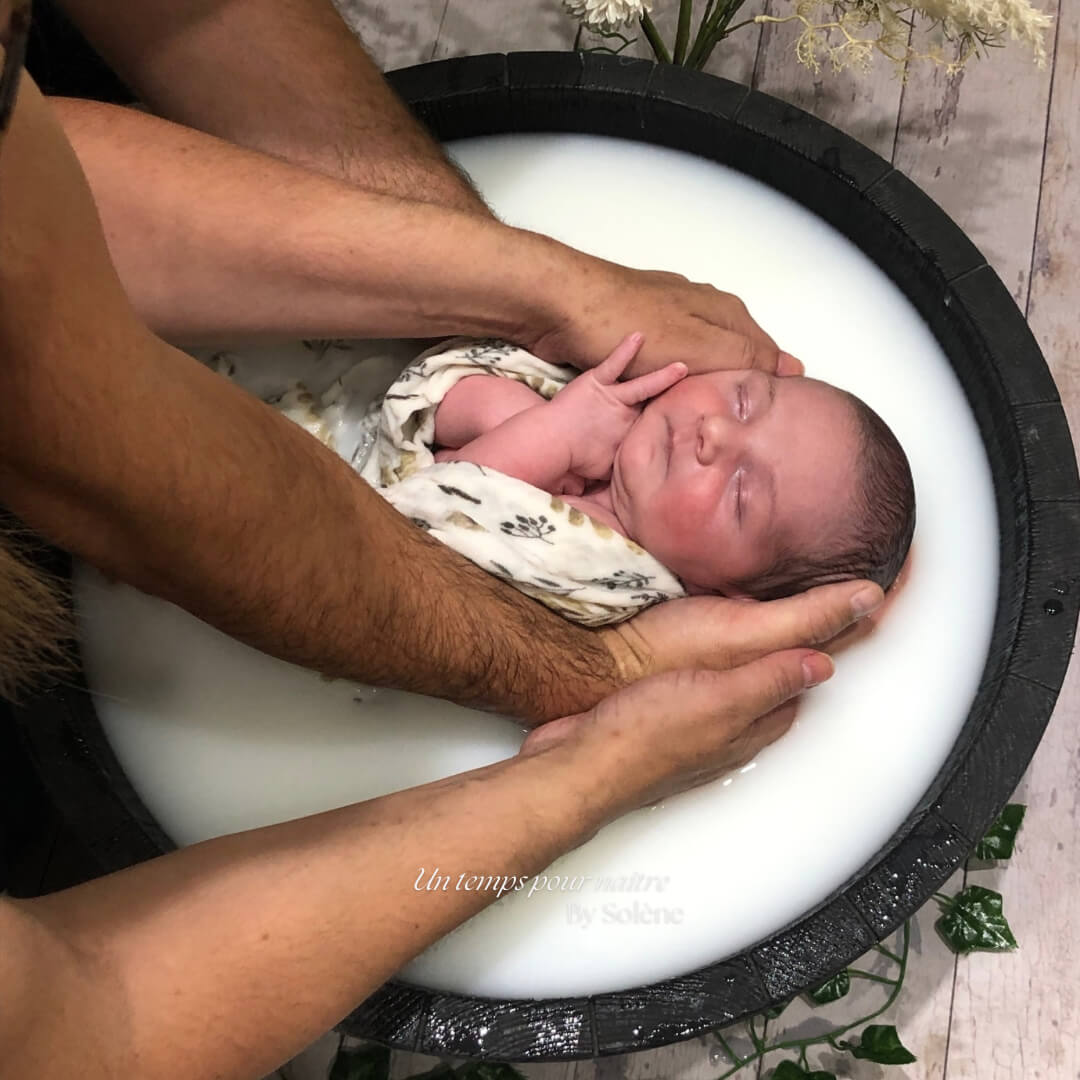 le bain enveloppé pour bébé apaise et sécurise les nouveau-nés en recréant les sensations intra-utérines. Découvrez comment réaliser cette technique bénéfique pour favoriser le bien-être et le sommeil de votre bébé aux environs de Douai, Arras, Lens, Somain, Orchies, Valenciennes et Hénin-Beaumont