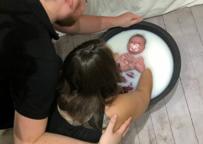 le bain enveloppé pour bébé apaise et sécurise les nouveau-nés en recréant les sensations intra-utérines. Découvrez comment réaliser cette technique bénéfique pour favoriser le bien-être et le sommeil de votre bébé aux environs de Douai, Arras, Lens, Somain, Orchies, Valenciennes et Hénin-Beaumont