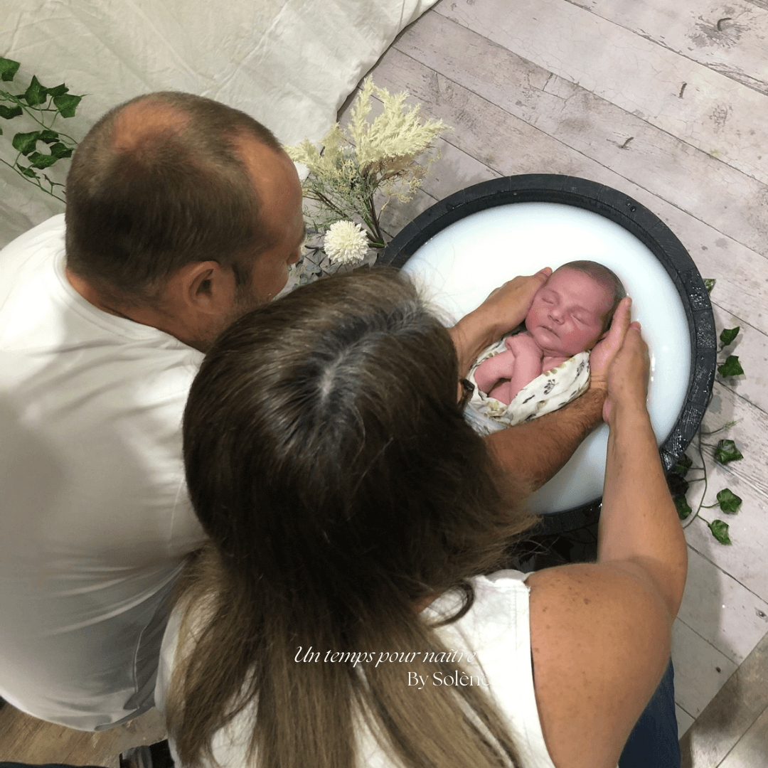 Permettez à votre bébé de retrouver ses sensations in-utero grâce au bain enveloppé bébé, permettant ainsi de lui offrir un bain sécurisant emmailloté, dès 4 jours de vie offrez des bons cadeaux des cartes cadeaux pour les baby-shower ou en cadeau de naissance, cadeau pour nouveau né, cadeau pour femme enceinte Dans les environs de Douai, Somain, Orchies, Valenciennes, Arras, Lens et Henin-Beaumont