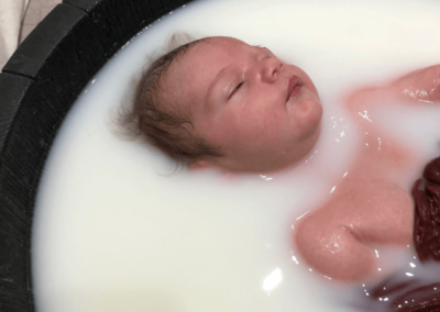 le bain enveloppé pour bébé apaise et sécurise les nouveau-nés en recréant les sensations intra-utérines. Découvrez comment réaliser cette technique bénéfique pour favoriser le bien-être et le sommeil de votre bébé aux environs de Douai, Arras, Lens, Somain, Orchies, Valenciennes et Hénin-Beaumont