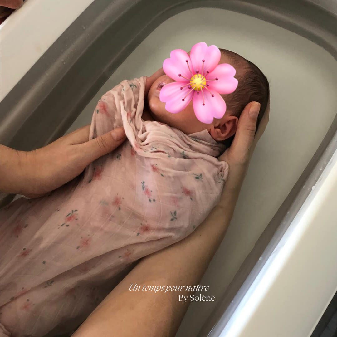 Permettez à votre bébé de retrouver ses sensations in-utero grâce au bain enveloppé bébé, permettant ainsi de lui offrir un bain sécurisant emmailloté, dès 4 jours de vie offrez des bons cadeaux des cartes cadeaux pour les baby-shower ou en cadeau de naissance, cadeau pour nouveau né, cadeau pour femme enceinte Dans les environs de Douai, Somain, Orchies, Valenciennes, Arras, Lens et Henin-Beaumont