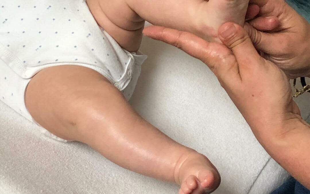 Réflexologie plantaire pour bébé : massage doux des pieds pour soulager les coliques et favoriser la relaxation des nouveau-nés. Découvrez les bienfaits de cette technique naturelle pour le bien-être de votre enfant à Arras, Douai, Somain, Lens, Hénin-Beaumont, Valenciennes et Orchies