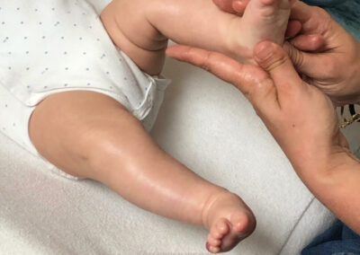 Réflexologie plantaire pour bébé : massage doux des pieds pour soulager les coliques et favoriser la relaxation des nouveau-nés. Découvrez les bienfaits de cette technique naturelle pour le bien-être de votre enfant à Arras, Douai, Somain, Lens, Hénin-Beaumont, Valenciennes et Orchies