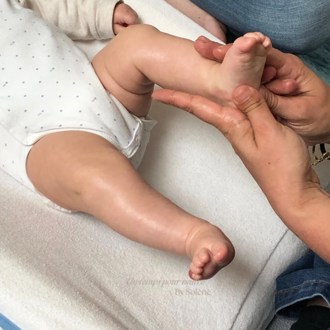 Réflexologie plantaire pour bébé : massage doux des pieds pour soulager les coliques et favoriser la relaxation des nouveau-nés. Découvrez les bienfaits de cette technique naturelle pour le bien-être de votre enfant à Arras, Douai, Somain, Lens, Hénin-Beaumont, Valenciennes et Orchies