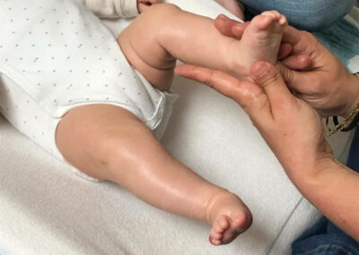 Réflexologie plantaire pour bébé : massage doux des pieds pour soulager les coliques et favoriser la relaxation des nouveau-nés. Découvrez les bienfaits de cette technique naturelle pour le bien-être de votre enfant à Arras, Douai, Somain, Lens, Hénin-Beaumont, Valenciennes et Orchies