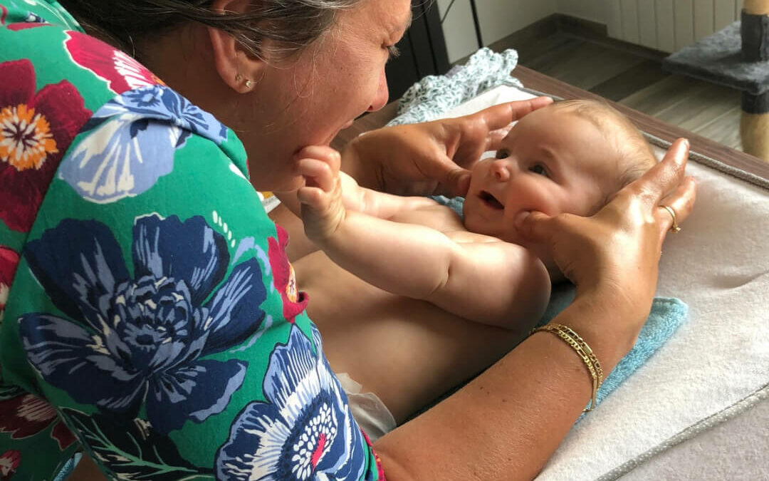 Découvrez les bienfaits du massage pour bébé et apprenez les techniques de massage infantile pour apaiser et relaxer votre nouveau-né. Que ce soit pour soulager les coliques, améliorer le sommeil ou simplement passer un moment de détente, le massage pour bébé est une pratique essentielle pour le développement harmonieux de votre nourrisson.