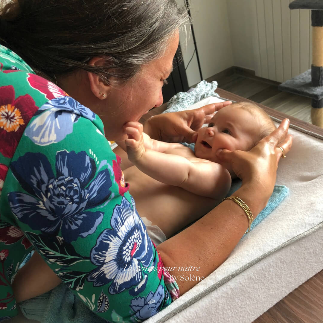 Découvrez les bienfaits du massage pour bébé et apprenez les techniques de massage infantile pour apaiser et relaxer votre nouveau-né. Que ce soit pour soulager les coliques, améliorer le sommeil ou simplement passer un moment de détente, le massage pour bébé est une pratique essentielle pour le développement harmonieux de votre nourrisson.