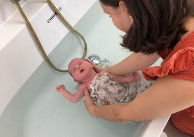 le bain enveloppé pour bébé apaise et sécurise les nouveau-nés en recréant les sensations intra-utérines. Découvrez comment réaliser cette technique bénéfique pour favoriser le bien-être et le sommeil de votre bébé aux environs de Douai, Arras, Lens, Somain, Orchies, Valenciennes et Hénin-Beaumont