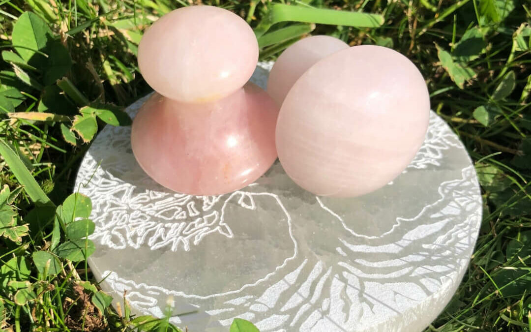 Gua sha de quartz rose utilisé pour le massage ayurvédique du visage, un outil de soin naturel qui améliore la circulation, lisse la peau et équilibre les énergies, particulièrement adapté pour les femmes, femmes enceintes, jeunes mamans et enfants à Douai, Valenciennes, Somain, Orchies, Hénin-Beaumont, Lens et Arras