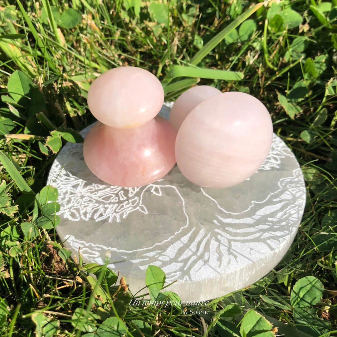 Gua sha de quartz rose utilisé pour le massage ayurvédique du visage, un outil de soin naturel qui améliore la circulation, lisse la peau et équilibre les énergies, particulièrement adapté pour les femmes, femmes enceintes, jeunes mamans et enfants à Douai, Valenciennes, Somain, Orchies, Hénin-Beaumont, Lens et Arras