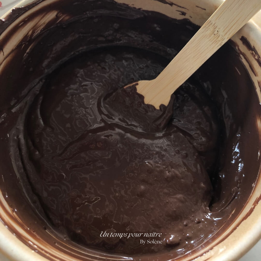 Découvrez ma recette gourmande de gâteau au chocolat et à la courgette, sans sucre raffiné. Idéal pour les enfants, ce dessert moelleux allie plaisir et nutrition saine.