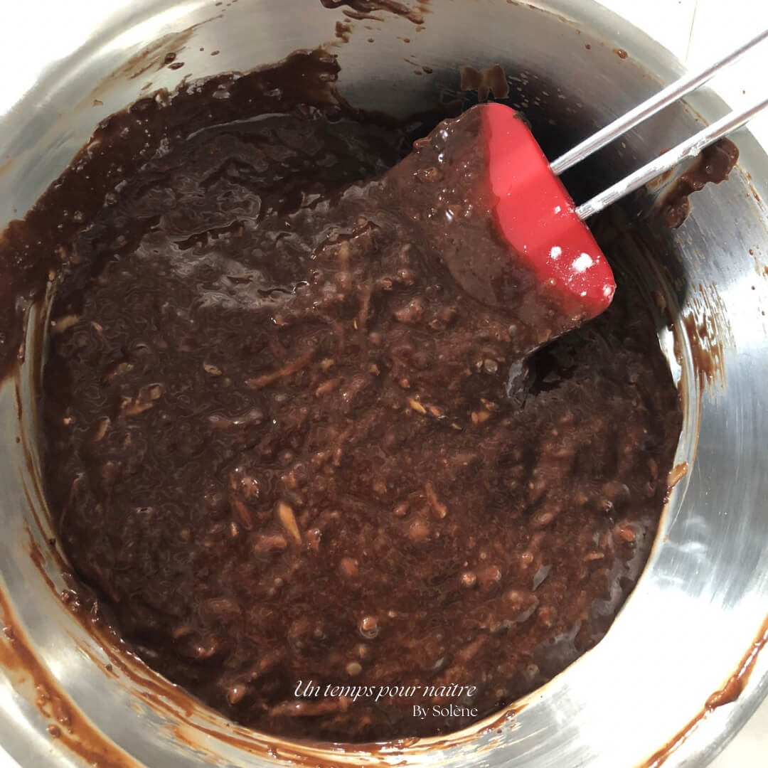 Découvrez ma recette gourmande de gâteau au chocolat et à la courgette, sans sucre raffiné. Idéal pour les enfants, ce dessert moelleux allie plaisir et nutrition saine.