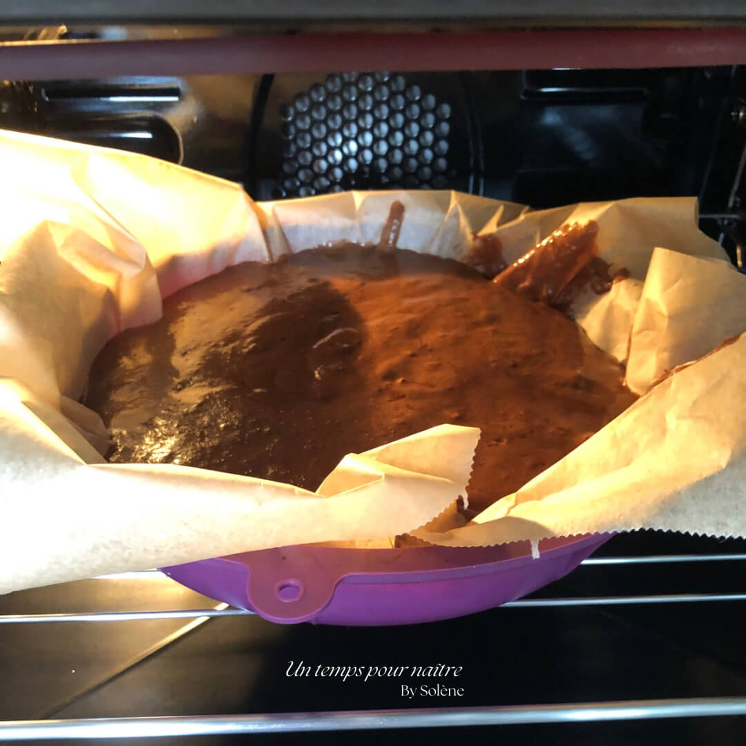 Découvrez ma recette gourmande de gâteau au chocolat et à la courgette, sans sucre raffiné. Idéal pour les enfants, ce dessert moelleux allie plaisir et nutrition saine.