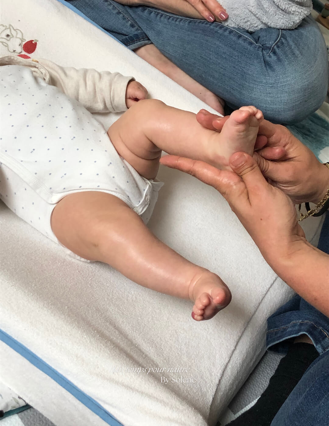 Réflexologie plantaire pour bébé : massage doux des pieds pour soulager les coliques et favoriser la relaxation des nouveau-nés. Découvrez les bienfaits de cette technique naturelle pour le bien-être de votre enfant à Arras, Douai, Somain, Lens, Hénin-Beaumont, Valenciennes et Orchies