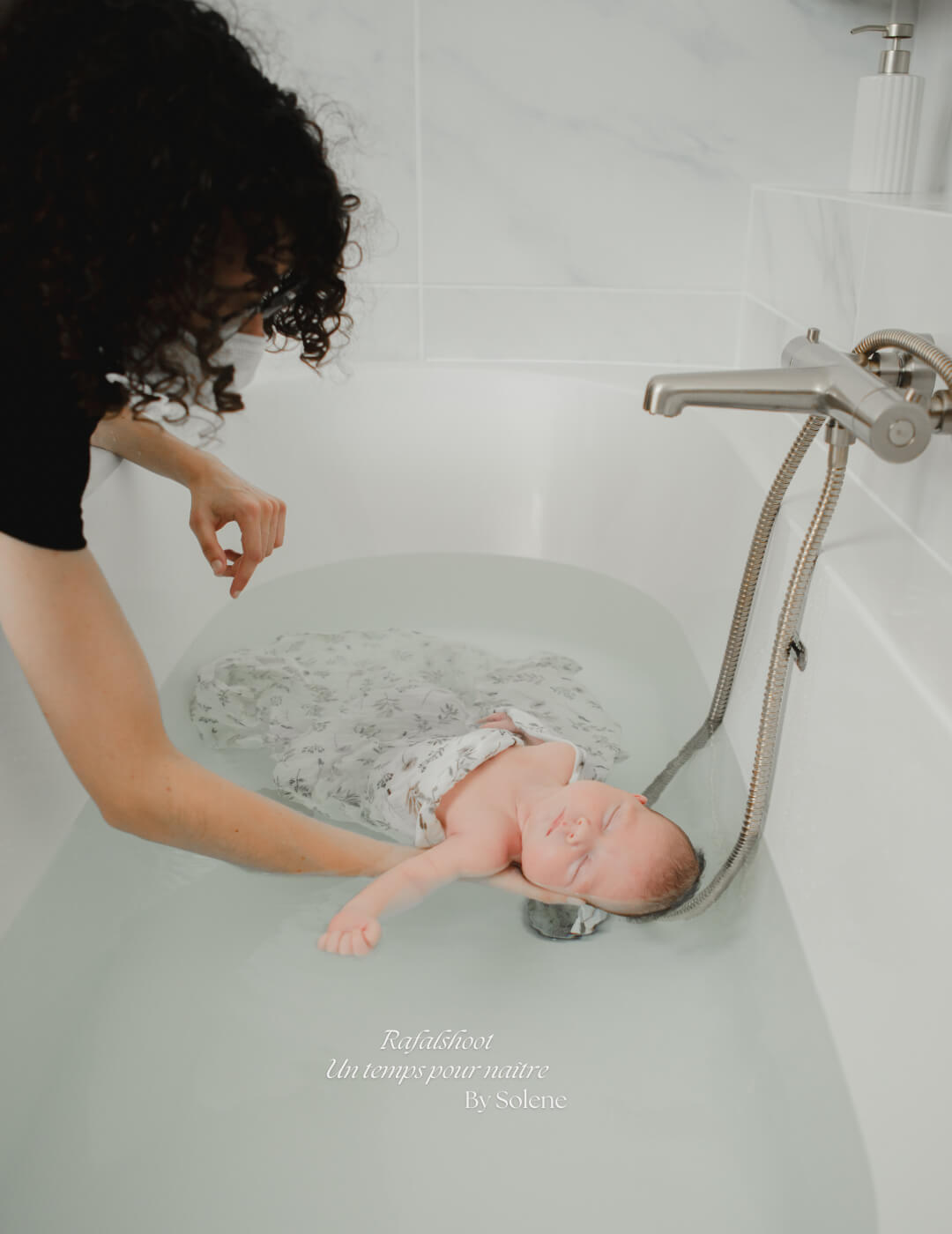 le bain enveloppé pour bébé apaise et sécurise les nouveau-nés en recréant les sensations intra-utérines. Découvrez comment réaliser cette technique bénéfique pour favoriser le bien-être et le sommeil de votre bébé aux environs de Douai, Arras, Lens, Somain, Orchies, Valenciennes et Hénin-Beaumont