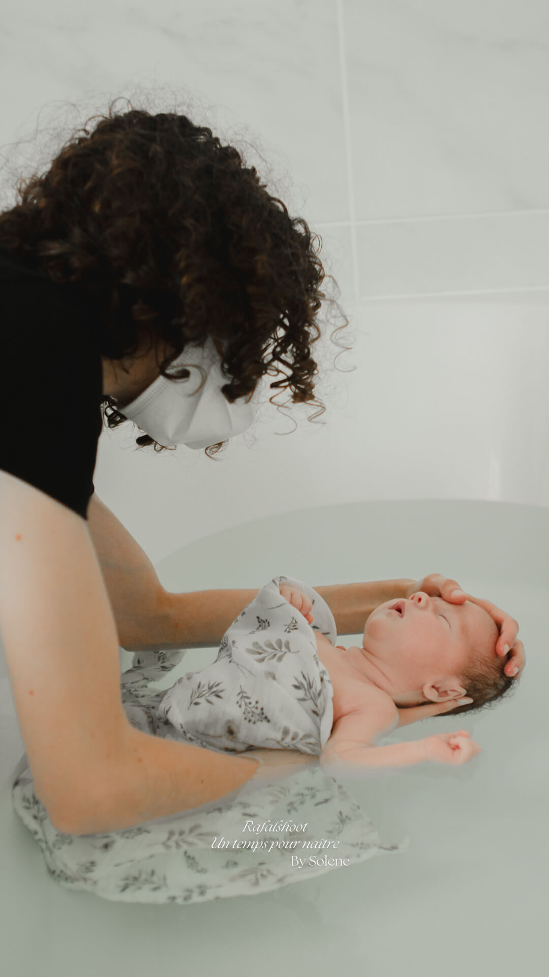 le bain enveloppé pour bébé apaise et sécurise les nouveau-nés en recréant les sensations intra-utérines. Découvrez comment réaliser cette technique bénéfique pour favoriser le bien-être et le sommeil de votre bébé aux environs de Douai, Arras, Lens, Somain, Orchies, Valenciennes et Hénin-Beaumont