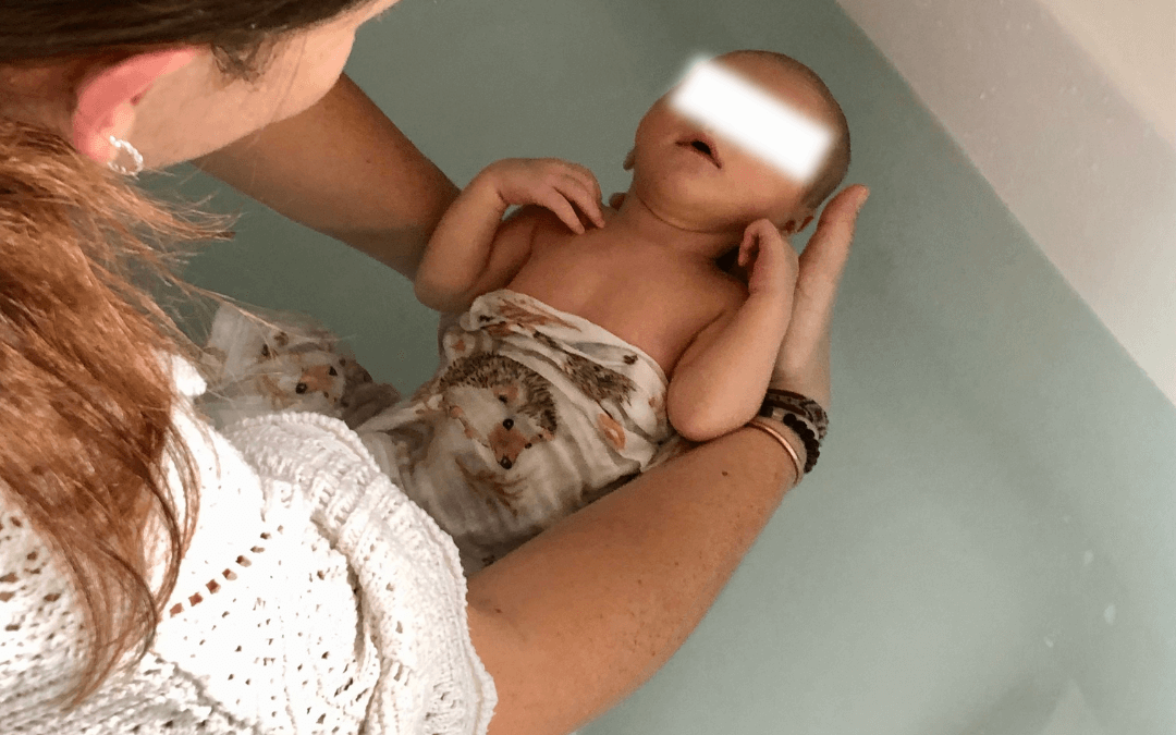 le bain enveloppé pour bébé apaise et sécurise les nouveau-nés en recréant les sensations intra-utérines. Découvrez comment réaliser cette technique bénéfique pour favoriser le bien-être et le sommeil de votre bébé aux environs de Douai, Arras, Lens, Somain, Orchies, Valenciennes et Hénin-Beaumont