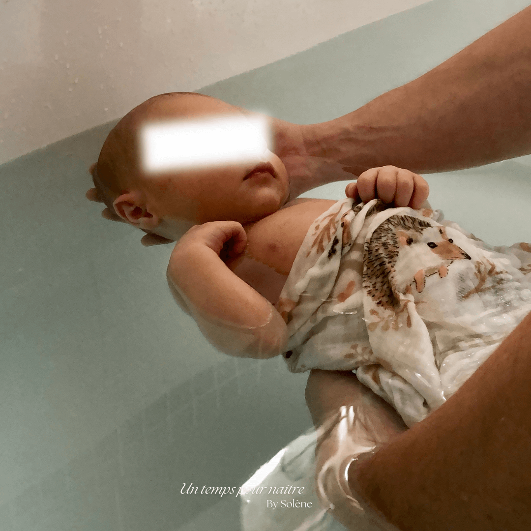 le bain enveloppé pour bébé apaise et sécurise les nouveau-nés en recréant les sensations intra-utérines. Découvrez comment réaliser cette technique bénéfique pour favoriser le bien-être et le sommeil de votre bébé aux environs de Douai, Arras, Lens, Somain, Orchies, Valenciennes et Hénin-Beaumont