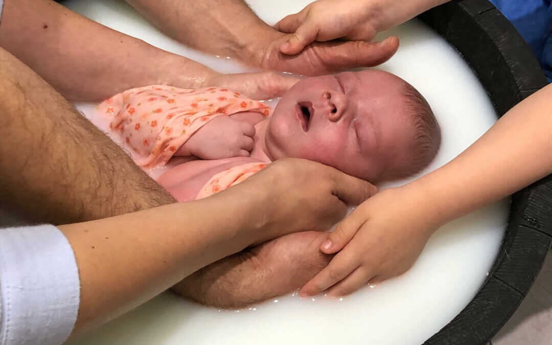 le bain enveloppé pour bébé apaise et sécurise les nouveau-nés en recréant les sensations intra-utérines. Découvrez comment réaliser cette technique bénéfique pour favoriser le bien-être et le sommeil de votre bébé aux environs de Douai, Arras, Lens, Somain, Orchies, Valenciennes et Hénin-Beaumont