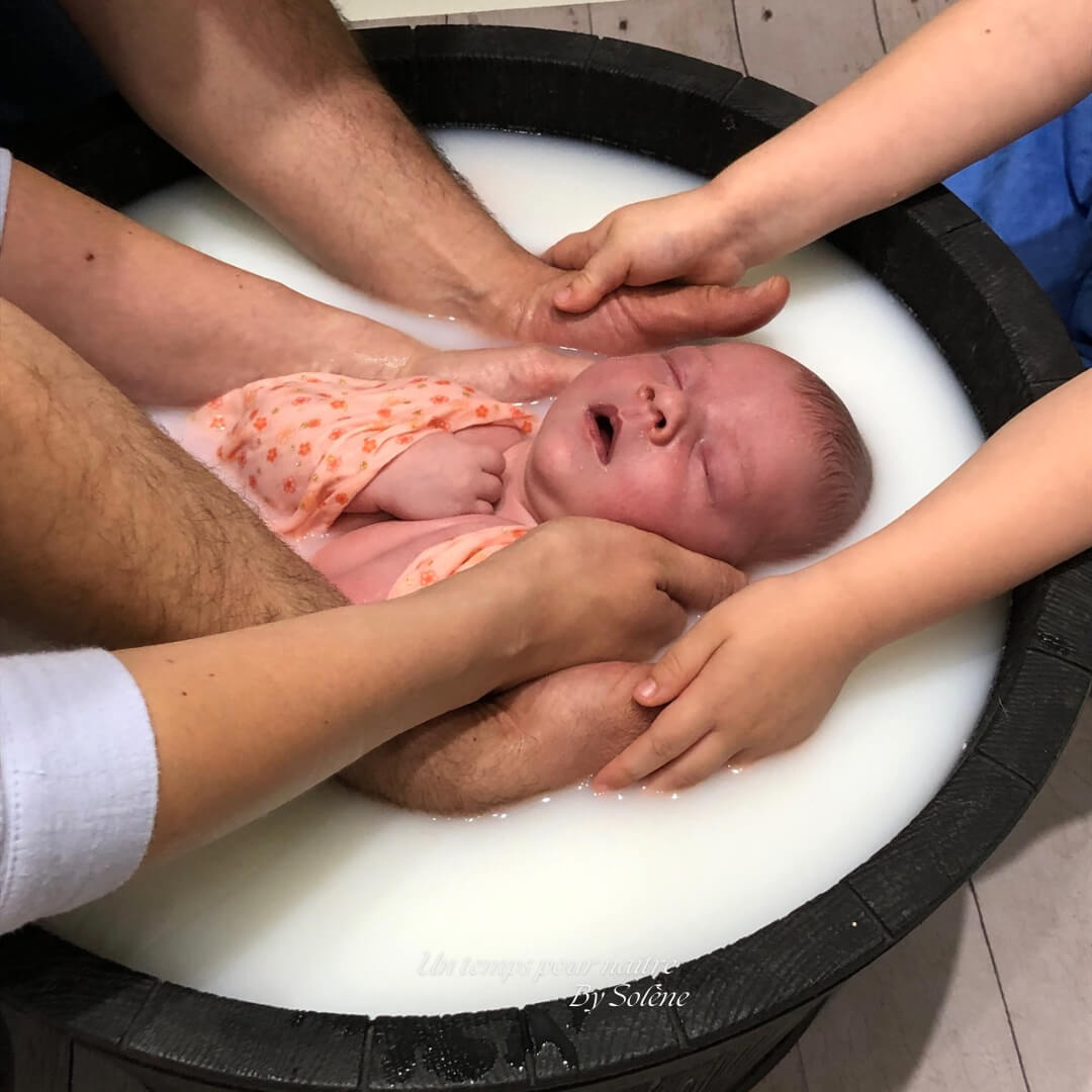 le bain enveloppé pour bébé apaise et sécurise les nouveau-nés en recréant les sensations intra-utérines. Découvrez comment réaliser cette technique bénéfique pour favoriser le bien-être et le sommeil de votre bébé aux environs de Douai, Arras, Lens, Somain, Orchies, Valenciennes et Hénin-Beaumont