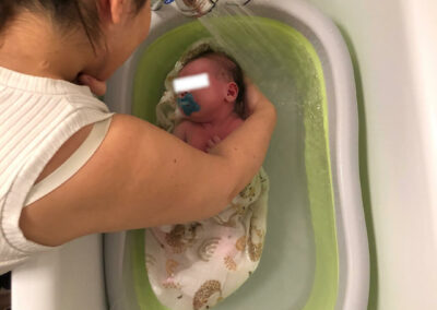 le bain enveloppé pour bébé apaise et sécurise les nouveau-nés en recréant les sensations intra-utérines. Découvrez comment réaliser cette technique bénéfique pour favoriser le bien-être et le sommeil de votre bébé aux environs de Douai, Arras, Lens, Somain, Orchies, Valenciennes et Hénin-Beaumont