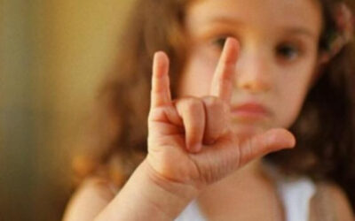 Bébé-signes et développement du langage