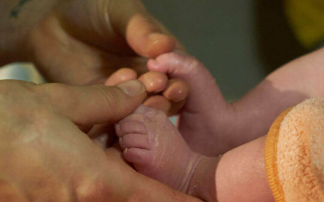 Découvrez les bienfaits du massage pour bébé et apprenez les techniques de massage infantile pour apaiser et relaxer votre nouveau-né. Que ce soit pour soulager les coliques, améliorer le sommeil ou simplement passer un moment de détente, le massage pour bébé est une pratique essentielle pour le développement harmonieux de votre nourrisson.