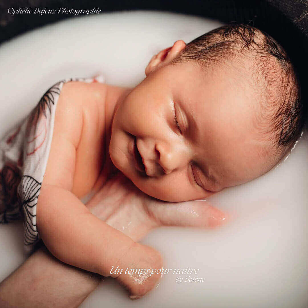 le bain enveloppé pour bébé apaise et sécurise les nouveau-nés en recréant les sensations intra-utérines. Découvrez comment réaliser cette technique bénéfique pour favoriser le bien-être et le sommeil de votre bébé aux environs de Douai, Arras, Lens, Somain, Orchies, Valenciennes et Hénin-Beaumont