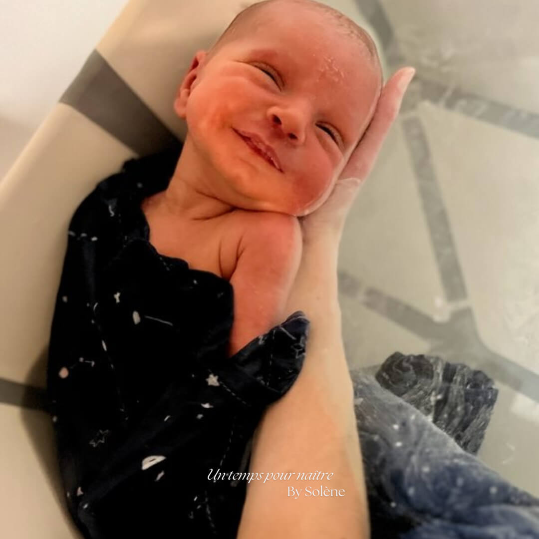 Offrez à votre enfant un moment de détente et de bien-être grâce au bain enveloppé, idéal pour favoriser le sommeil et réduire les coliques le bain enveloppé pour bébé apaise et sécurise les nouveau-nés en recréant les sensations intra-utérines. Découvrez comment réaliser cette technique bénéfique pour favoriser le bien-être et le sommeil de votre bébé aux environs de Douai, Arras, Lens, Somain, Orchies, Valenciennes et Hénin-Beaumont