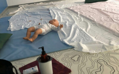 Atelier massage bébé à la crèche de Beuvrages