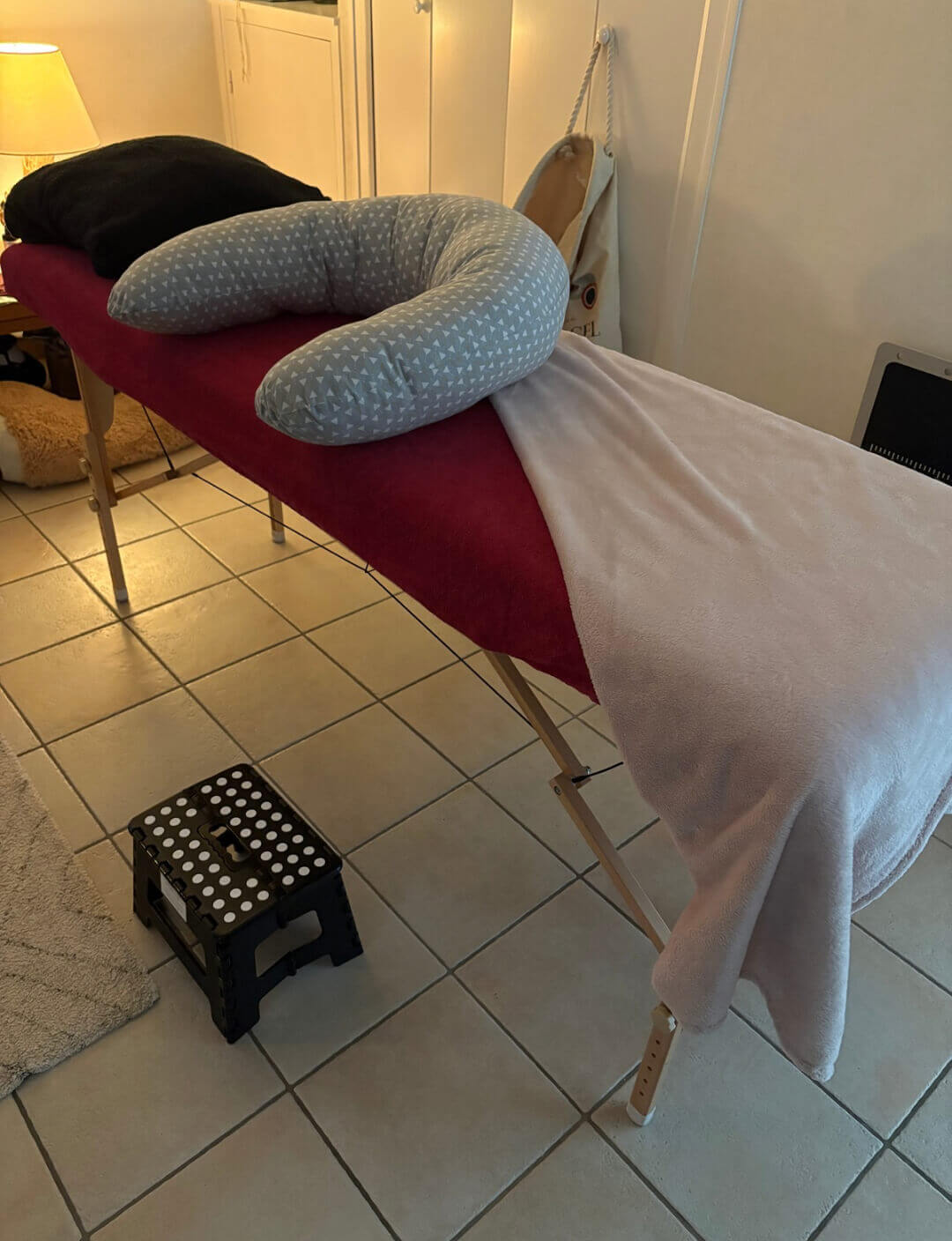 Découvrez les bienfaits du massage prénatal pour la future maman Femme enceinte recevant un massage prénatal relaxant dans un cadre apaisant