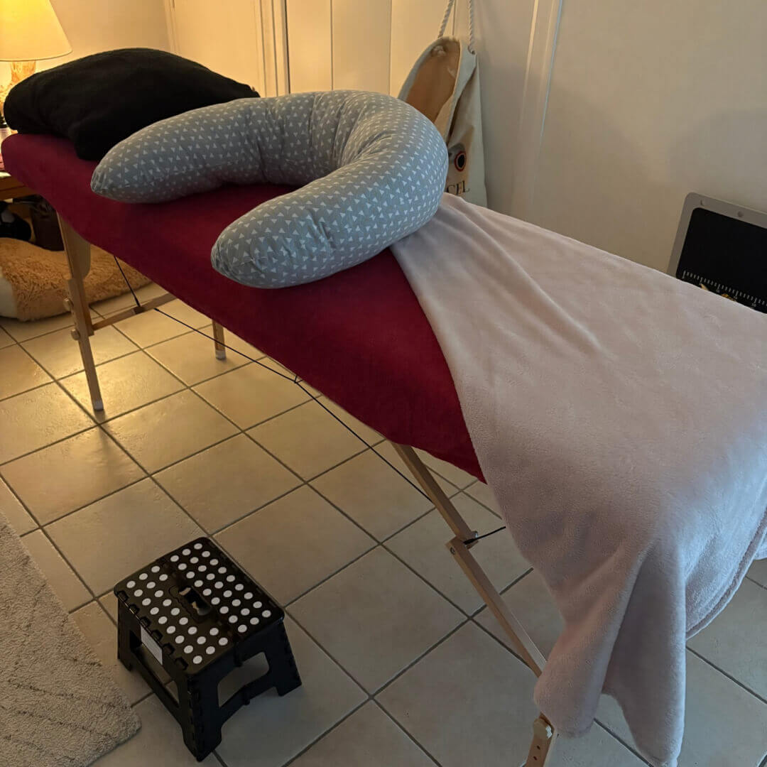Découvrez les bienfaits du massage prénatal pour la future maman Femme enceinte recevant un massage prénatal relaxant dans un cadre apaisant