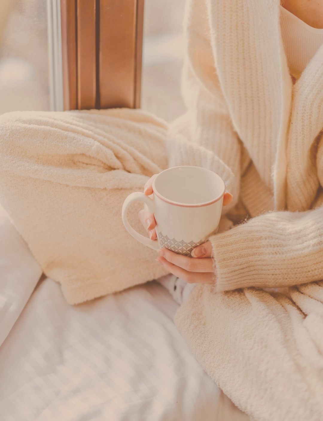 Maman en pause détente, assise confortablement avec une tasse à la main, symbole de temps pour soi et d'écoute bienveillante