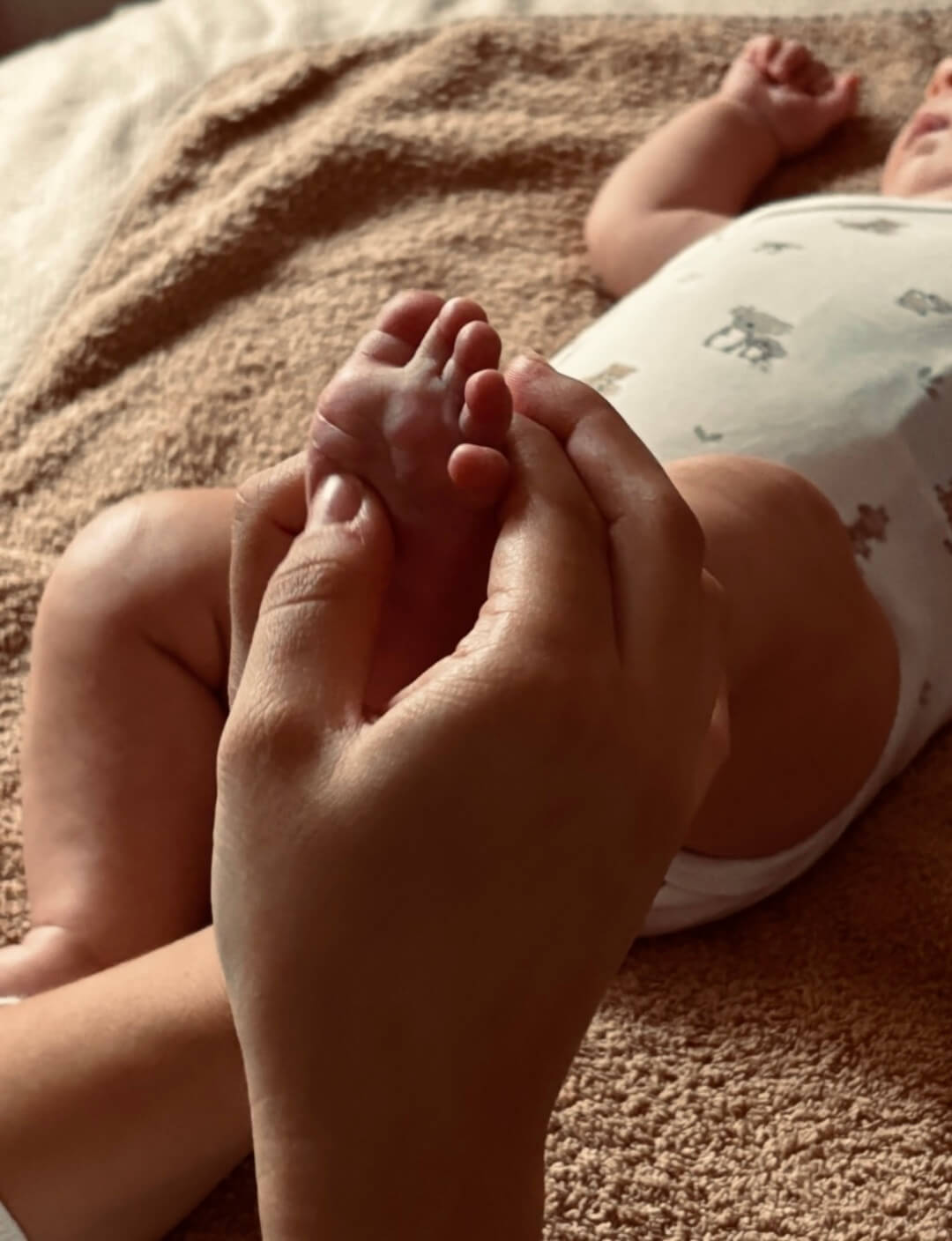 Réflexologie plantaire pour bébé : massage doux des pieds pour soulager les coliques et favoriser la relaxation des nouveau-nés. Découvrez les bienfaits de cette technique naturelle pour le bien-être de votre enfant à Arras, Douai, Somain, Lens, Hénin-Beaumont, Valenciennes et Orchies