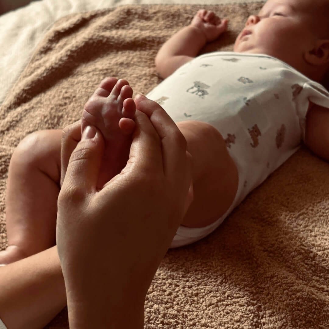 Réflexologie plantaire pour bébé : massage doux des pieds pour soulager les coliques et favoriser la relaxation des nouveau-nés. Découvrez les bienfaits de cette technique naturelle pour le bien-être de votre enfant à Arras, Douai, Somain, Lens, Hénin-Beaumont, Valenciennes et Orchies