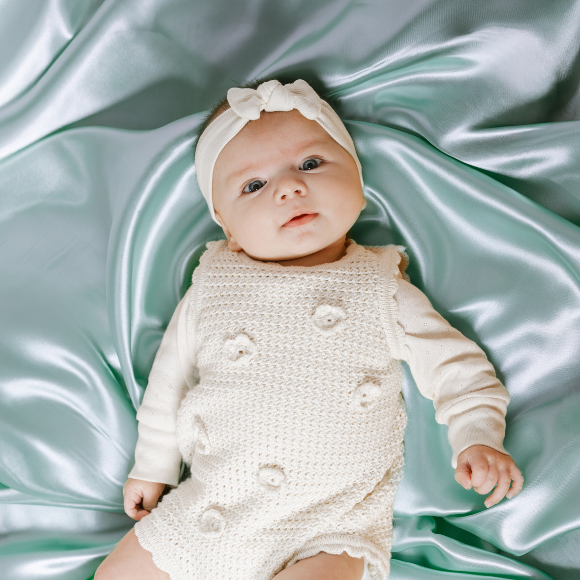 le bain enveloppé pour bébé apaise et sécurise les nouveau-nés en recréant les sensations intra-utérines. Découvrez comment réaliser cette technique bénéfique pour favoriser le bien-être et le sommeil de votre bébé aux environs de Douai, Arras, Lens, Somain, Orchies, Valenciennes et Hénin-Beaumont