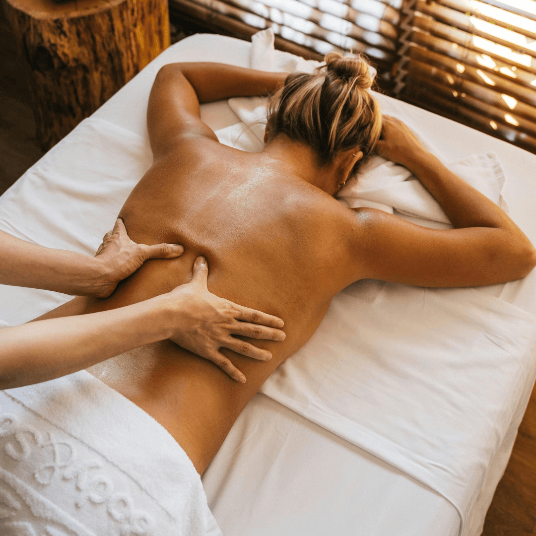 Femme enceinte recevant un massage prénatal relaxant dans un cadre apaisant