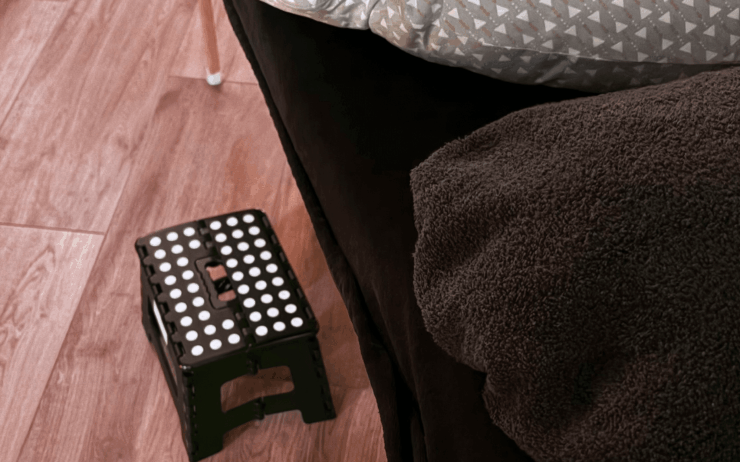 Femme enceinte recevant un massage prénatal relaxant dans un cadre apaisant