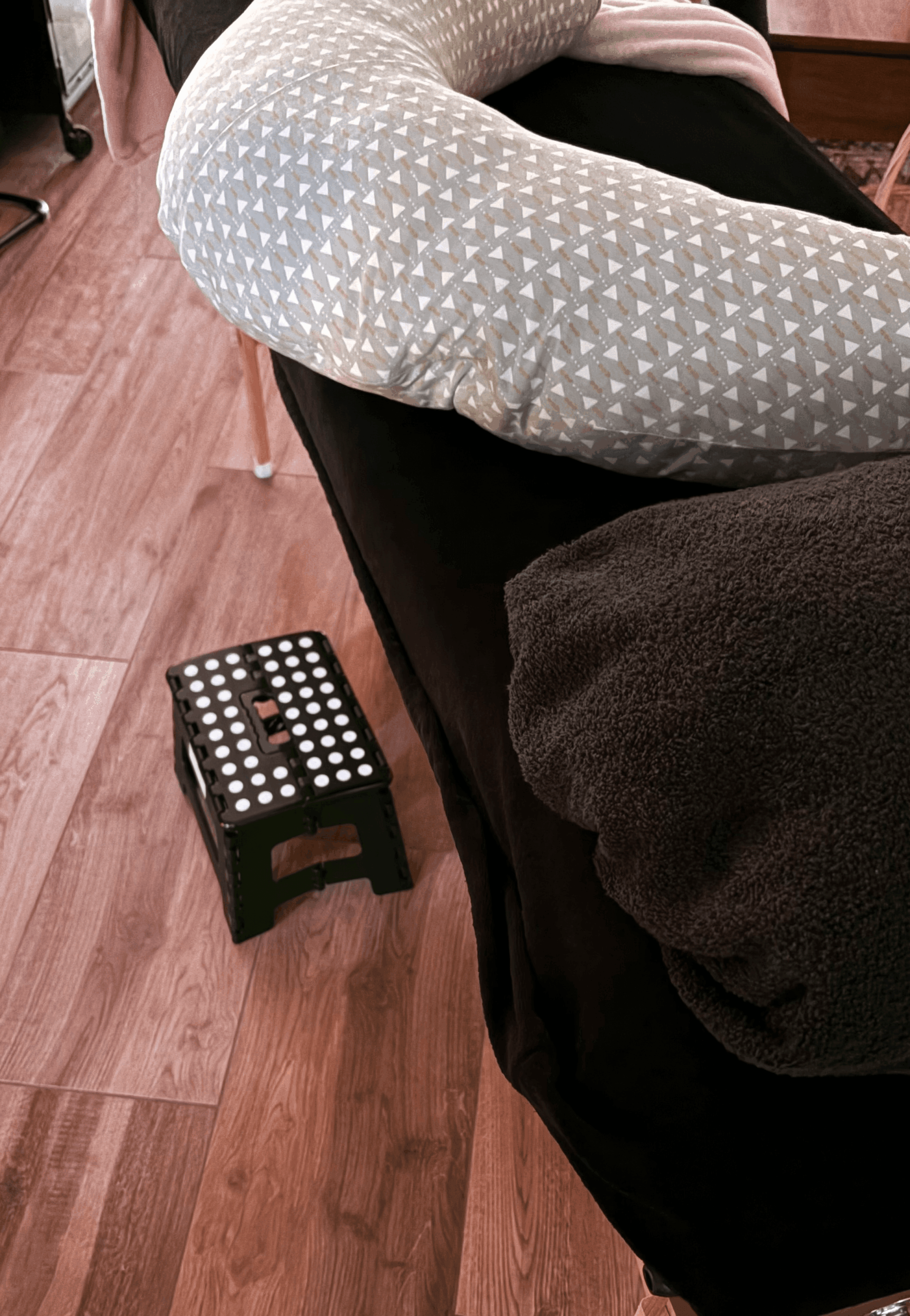 Femme enceinte recevant un massage prénatal relaxant dans un cadre apaisant